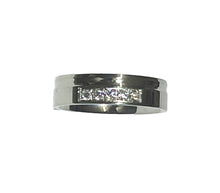 Lade das Bild in den Galerie-Viewer, Crystal Forge Edelstahlring mit fünf eingefassten Zirkoniasteinen, 6 mm breit
