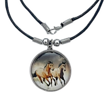 Lade das Bild in den Galerie-Viewer, Freedom Horses Cabochon Halskette Pferd Anhänger 33 mm – Baumwollwachsband 48 cm
