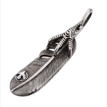 Lade das Bild in den Galerie-Viewer, Rabenfeder der Stürme - Edelstahl Kettenanhänger – 6,8 x 1,7 cm
