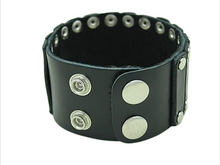 Lade das Bild in den Galerie-Viewer, Iron Spirit Breites Lederarmband mit Nieten – verstellbar
