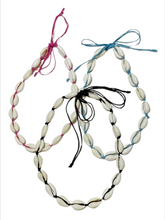 Lade das Bild in den Galerie-Viewer, Ocean Spirit Shells Muschelkette Kauri Muscheln auf Wachsband Schwarz Blau Pink
