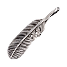 Lade das Bild in den Galerie-Viewer, Rabenfeder der Stürme - Edelstahl Kettenanhänger – 6,8 x 1,7 cm
