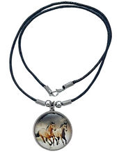 Lade das Bild in den Galerie-Viewer, Freedom Horses Cabochon Halskette Pferd Anhänger 33 mm – Baumwollwachsband 48 cm
