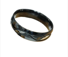 Lade das Bild in den Galerie-Viewer, Shadow Wave Ring Bandring Partnerring schwarz mit Gravur Edelstahl 6 mm breit
