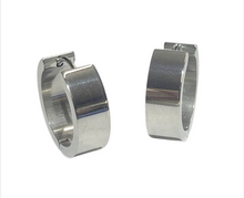 Lade das Bild in den Galerie-Viewer, Silver Edge  Creolen Edelstahl silberfarben – Ø 20 mm, 6 mm breit
