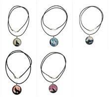 Lade das Bild in den Galerie-Viewer, Lunar Wolf Spirit  Kette mit Wolf Motiv – Cabochon Anhänger
