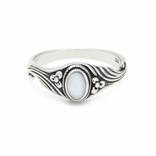 Lade das Bild in den Galerie-Viewer, Celestia Grace 925er Silberring Fingerring – filigranes Design mit Steinbesatz
