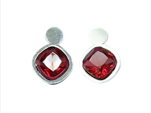 Lade das Bild in den Galerie-Viewer, Cushion Kristall Ohrstecker – Edelstahl, 5 Farben, ca. 15 × 11 mm
