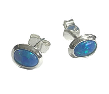 Lade das Bild in den Galerie-Viewer, &quot;Ozeanträume&quot; – Ohrstecker mit synthetischem Opal in 925er Silber
