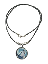 Lade das Bild in den Galerie-Viewer, Lunar Wolf Spirit  Kette mit Wolf Motiv – Cabochon Anhänger

