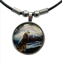 Lade das Bild in den Galerie-Viewer, Lunar Wolf Spirit  Kette mit Wolf Motiv – Cabochon Anhänger
