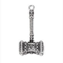 Lade das Bild in den Galerie-Viewer, „Donnerhammer Galdur“ Kettenanhänger aus Edelstahl – 58 × 28 × 15 mm
