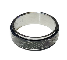 Lade das Bild in den Galerie-Viewer, Urban Orbit Spinner Bandring Dreh-Ring mit Gravurlinien 8 mm breit
