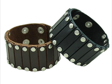 Lade das Bild in den Galerie-Viewer, Iron Spirit Breites Lederarmband mit Nieten – verstellbar
