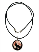 Lade das Bild in den Galerie-Viewer, Lunar Wolf Spirit  Kette mit Wolf Motiv – Cabochon Anhänger
