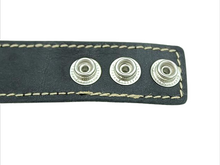 Lade das Bild in den Galerie-Viewer, Urban Cuff Breites Lederarmband mit Ziernaht, verstellbar – 2,5 cm breit
