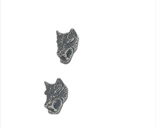Lade das Bild in den Galerie-Viewer, Fenrisblick Ohrstecker Wolfskopf aus Edelstahl detailreich – ca. 8 × 13 × 10 mm
