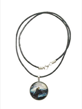 Lade das Bild in den Galerie-Viewer, Lunar Wolf Spirit  Kette mit Wolf Motiv – Cabochon Anhänger
