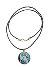 Lade das Bild in den Galerie-Viewer, Lunar Wolf Spirit  Kette mit Wolf Motiv – Cabochon Anhänger
