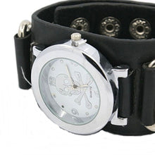 Lade das Bild in den Galerie-Viewer, Armbanduhr Uhr Biker  Lederarmband Totenkopf Skull Nieten schwarz
